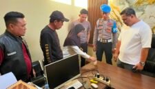 Foto : Ipda MA saat menjalani pemeriksaan urine oleh sat narkoba polres bone.