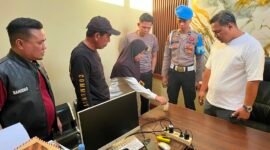 Foto : Ipda MA saat menjalani pemeriksaan urine oleh sat narkoba polres bone.