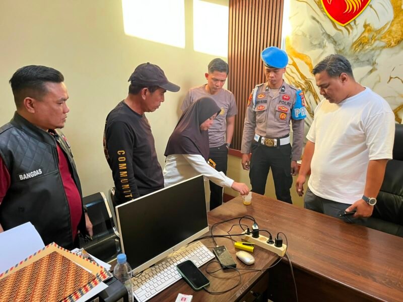 Foto : Ipda MA saat menjalani pemeriksaan urine oleh sat narkoba polres bone.