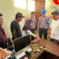 Foto : Ipda MA saat menjalani pemeriksaan urine oleh sat narkoba polres bone.