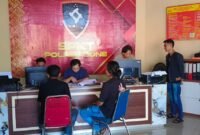 Sejumlah korban saat mendatangi SPKT Polres Bone membuat laporan.