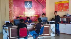 Sejumlah korban saat mendatangi SPKT Polres Bone membuat laporan.