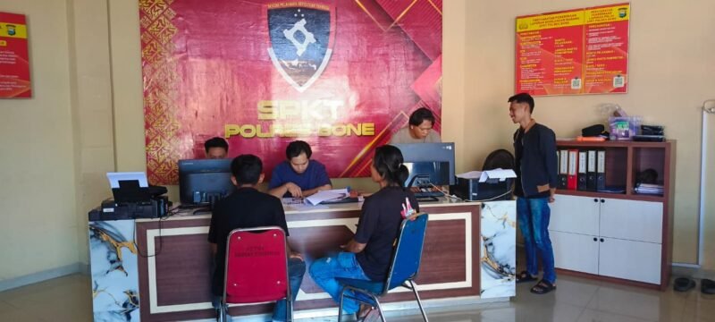 Sejumlah korban saat mendatangi SPKT Polres Bone membuat laporan.
