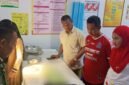 Foto : Kapolsek Barebbo bersama pemerintah Kecamatan saat mengunjugi bayi yang ditemukan warga.