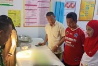 Foto : Kapolsek Barebbo bersama pemerintah Kecamatan saat mengunjugi bayi yang ditemukan warga.