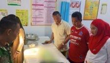 Foto : Kapolsek Barebbo bersama pemerintah Kecamatan saat mengunjugi bayi yang ditemukan warga.
