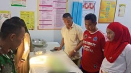 Foto : Kapolsek Barebbo bersama pemerintah Kecamatan saat mengunjugi bayi yang ditemukan warga.
