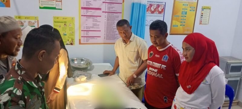 Foto : Kapolsek Barebbo bersama pemerintah Kecamatan saat mengunjugi bayi yang ditemukan warga.