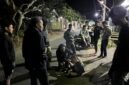 Terduga pelaku saat diamankan polisi dari amukan warga.