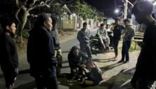 Terduga pelaku saat diamankan polisi dari amukan warga.
