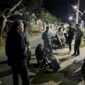 Terduga pelaku saat diamankan polisi dari amukan warga.