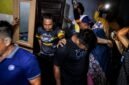 Polisi saat mengamankan WA dan SW dari kerumunan Warga, Senin malam, 17 Agustus 2026.