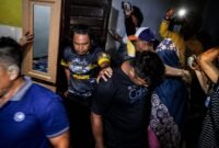 Polisi saat mengamankan WA dan SW dari kerumunan Warga, Senin malam, 17 Agustus 2026.