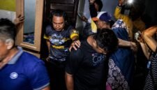 Polisi saat mengamankan WA dan SW dari kerumunan Warga, Senin malam, 17 Agustus 2026.