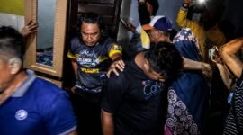 Polisi saat mengamankan WA dan SW dari kerumunan Warga, Senin malam, 17 Agustus 2026.