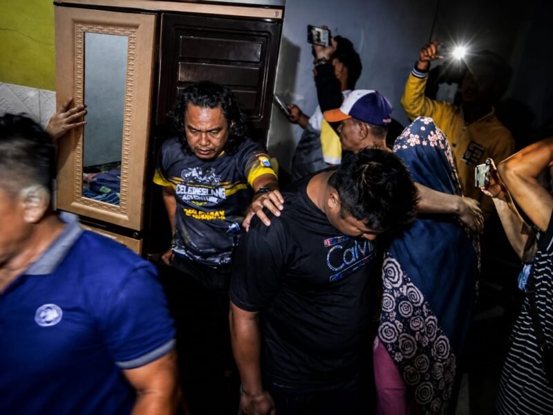 Polisi saat mengamankan WA dan SW dari kerumunan Warga, Senin malam, 17 Agustus 2026.