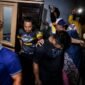 Polisi saat mengamankan WA dan SW dari kerumunan Warga, Senin malam, 17 Agustus 2026.