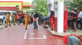 Foto : Bupati bone saat sidak di SPBU Uloe beberapa waktu lalu.