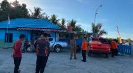 Foto : Basarnas saat melakukan pemantauan di TPI Lappa Sinjai, Selasa, 18/8/2026