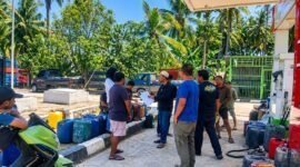 Personel Polsek Barebbo saat medatangi lokasi kejadian SPBUN Desa Watu. Minggu, 23/8/2026.