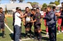 Ketgam : Bupati Bone serahkan bola kepada wasit yang memimpin pertandingan, antara Bone vs Soppeng. Senin, 31 Agustus 2026.