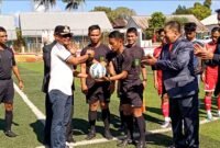 Ketgam : Bupati Bone serahkan bola kepada wasit yang memimpin pertandingan, antara Bone vs Soppeng. Senin, 31 Agustus 2026.