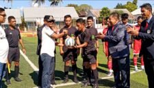 Ketgam : Bupati Bone serahkan bola kepada wasit yang memimpin pertandingan, antara Bone vs Soppeng. Senin, 31 Agustus 2026.