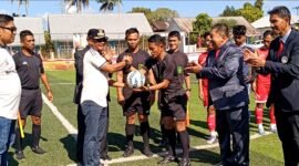 Ketgam : Bupati Bone serahkan bola kepada wasit yang memimpin pertandingan, antara Bone vs Soppeng. Senin, 31 Agustus 2026.