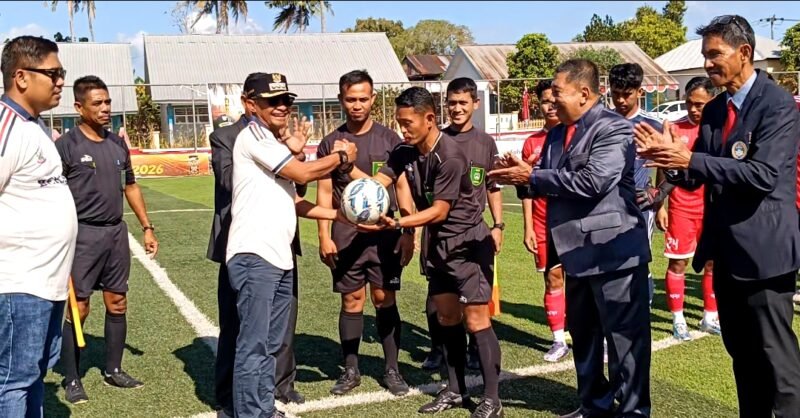 Ketgam : Bupati Bone serahkan bola kepada wasit yang memimpin pertandingan, antara Bone vs Soppeng. Senin, 31 Agustus 2026.