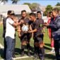 Ketgam : Bupati Bone serahkan bola kepada wasit yang memimpin pertandingan, antara Bone vs Soppeng. Senin, 31 Agustus 2026.