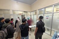 Ketgam : Korban penikaman saat menjalani perawatan medis di RSUD Tenriawaru, Sabtu malam, 19/9/2026.