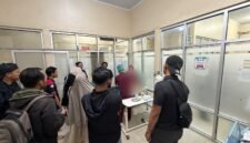Ketgam : Korban penikaman saat menjalani perawatan medis di RSUD Tenriawaru, Sabtu malam, 19/9/2026.