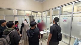 Ketgam : Korban penikaman saat menjalani perawatan medis di RSUD Tenriawaru, Sabtu malam, 19/9/2026.