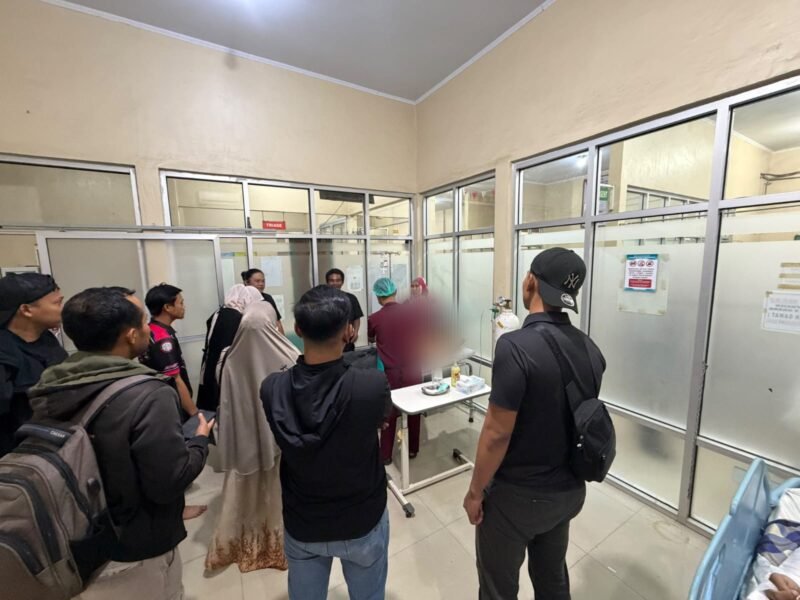 Ketgam : Korban penikaman saat menjalani perawatan medis di RSUD Tenriawaru, Sabtu malam, 19/9/2026.
