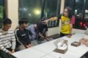 Terduga pelaku saat dimintai keterangan di Polsek Tanete Riattang, Sabtu malam, 17/10/2026.