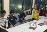 Terduga pelaku saat dimintai keterangan di Polsek Tanete Riattang, Sabtu malam, 17/10/2026.
