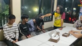 Terduga pelaku saat dimintai keterangan di Polsek Tanete Riattang, Sabtu malam, 17/10/2026.