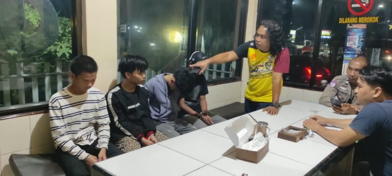 Terduga pelaku saat dimintai keterangan di Polsek Tanete Riattang, Sabtu malam, 17/10/2026.
