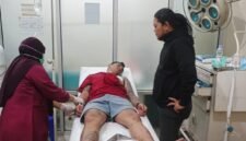 Personil Sat Intelkam Polres Bone saat mengecek kondisi salah satu korban di RSUD Bone.Kamis malam, 22/10/2026.