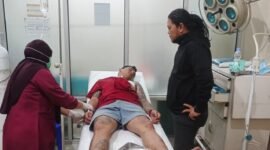 Personil Sat Intelkam Polres Bone saat mengecek kondisi salah satu korban di RSUD Bone.Kamis malam, 22/10/2026.