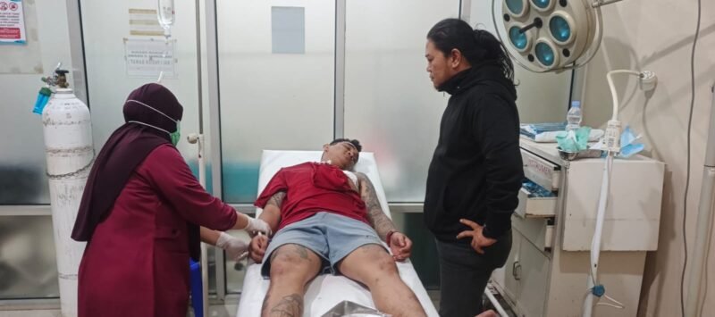 Personil Sat Intelkam Polres Bone saat mengecek kondisi salah satu korban di RSUD Bone.Kamis malam, 22/10/2026.